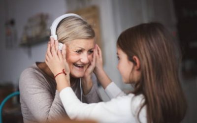 Mieux entendre et communiquer, même au grand âge