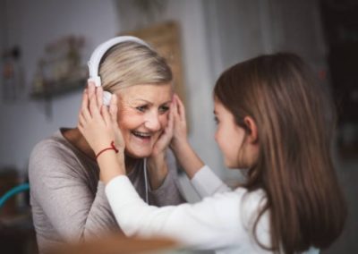 Mieux entendre et communiquer, même au grand âge
